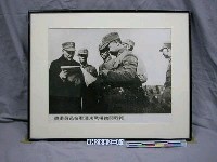 藏品(紀念抗日戰爭相關照片—蔣委員長在淞滬東戰場批閱戰報（翻拍）)的圖片